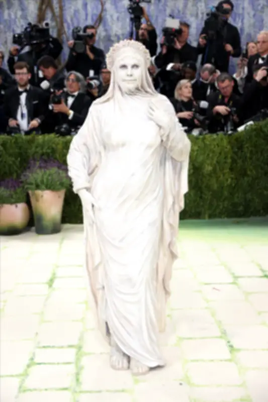 Heidi Klum deslumbra en la MET Gala 2026 como una estatua de mármol viviente