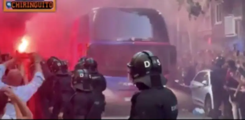 Hinchas del Barcelona apedrean su propio bus por error en clásico español