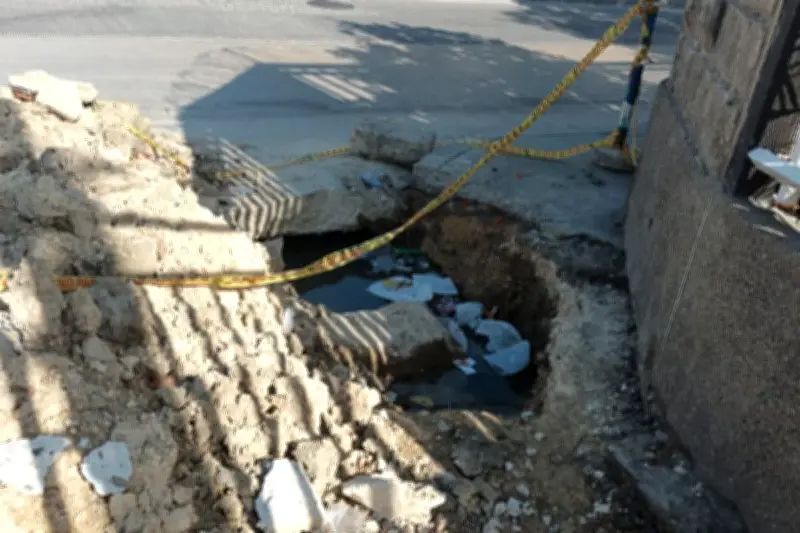 Hueco en entrada de Nuevo Bosque en Cartagena genera riesgo vial