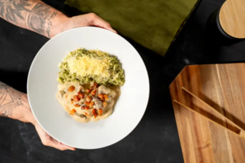 Ikea lanza plato de temporada con Leo Cocinero en Colombia