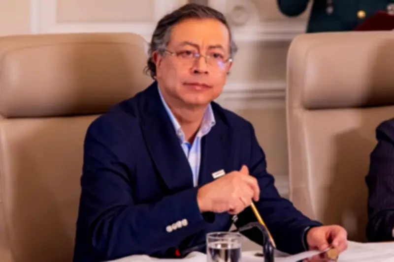 Imagen de Gustavo Petro baja al 45,8 % según encuesta Invamer