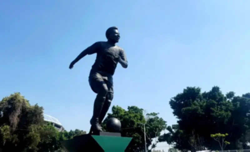 Inauguran escultura monumental de Pelé en Guadalajara frente al Estadio Jalisco