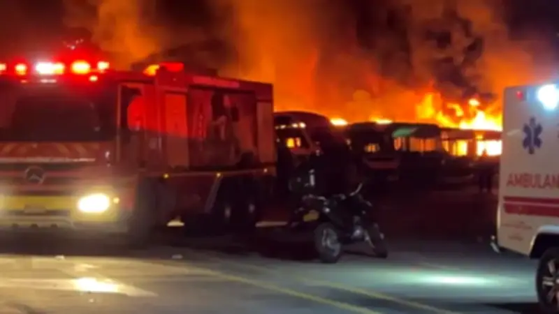 Incendio en estación de Metrolínea en Girón afecta diez buses en chatarrización