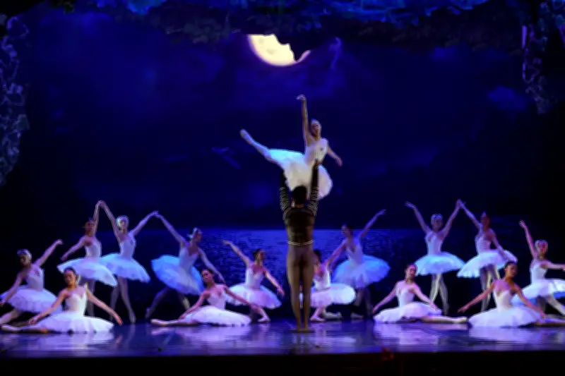 Incolballet y Banda Departamental presentan 'El lago de los cisnes' en vivo en Cali