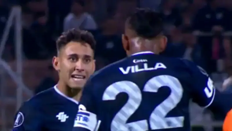 Insólito cruce entre Sebastián Villa y compañero en Copa Libertadores
