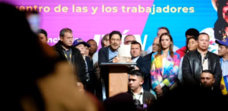 Iván Cepeda recibe apoyo de centrales obreras para primera vuelta