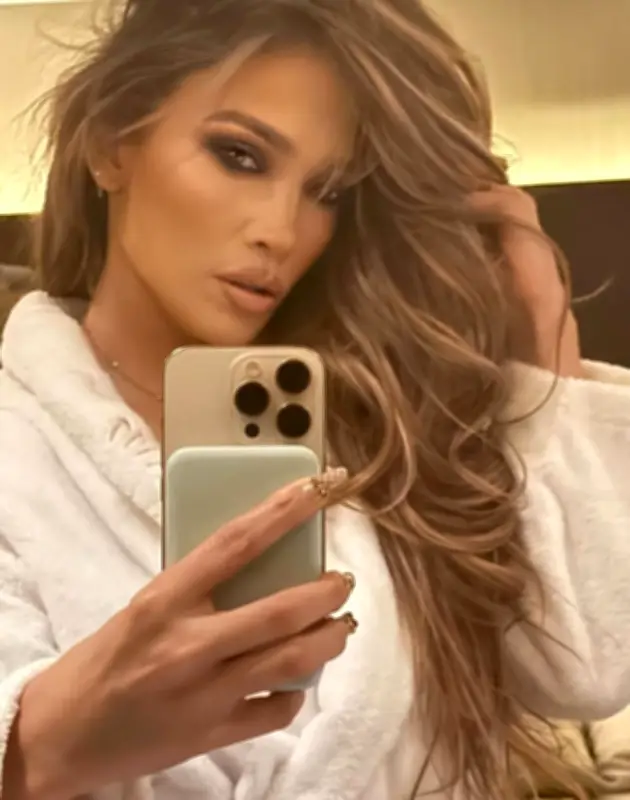 Jennifer López luce vestido de diseñadora colombiana Maygel Coronel en Los Ángeles