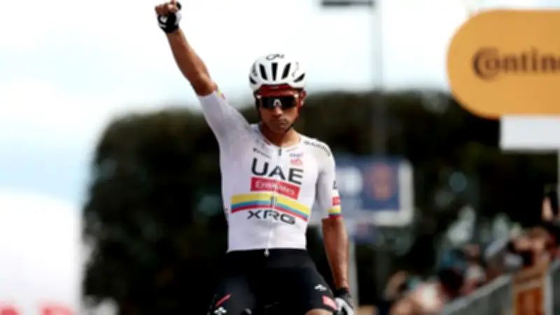 Jhonatan Narváez triunfa con tercera victoria de etapa en el Giro de Italia
