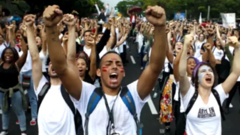 Jóvenes colombianos: participación política crece, pero el miedo persiste