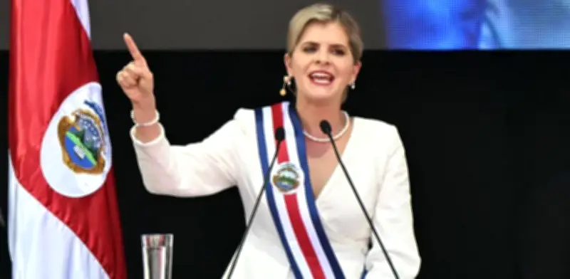 Laura Fernández asume presidencia de Costa Rica con promesa de reforma profunda y mano dura
