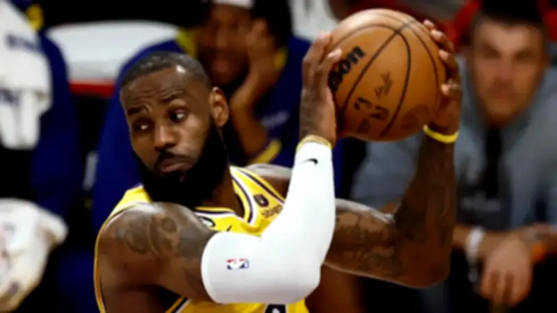 LeBron James duda sobre su futuro tras eliminación de Lakers en playoffs NBA