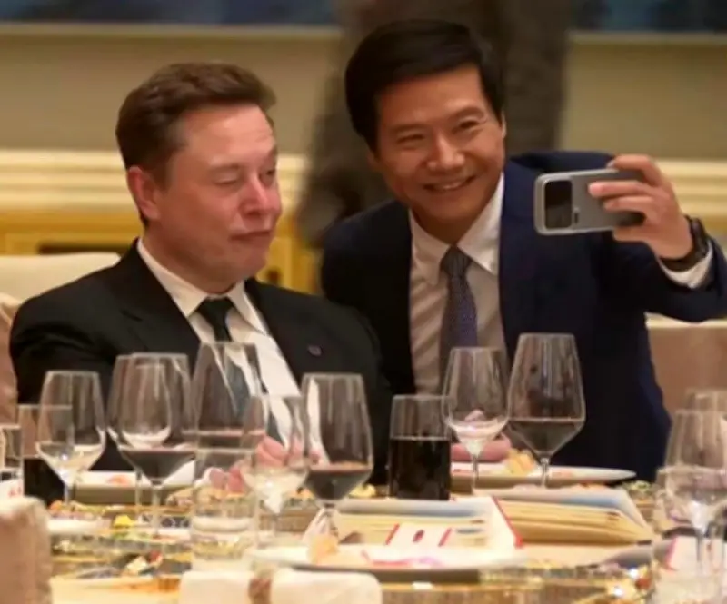 Lei Jun busca selfie con Elon Musk y su reacción fría se vuelve viral