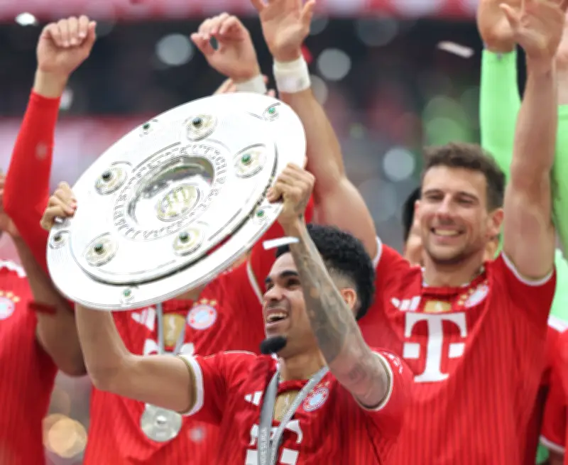 Luis Díaz y el cómico error al levantar el trofeo de la Bundesliga