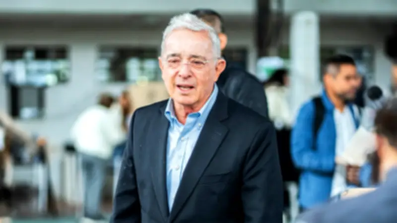 Álvaro Uribe acusa a Iván Cepeda de enviar seguidores a su casa