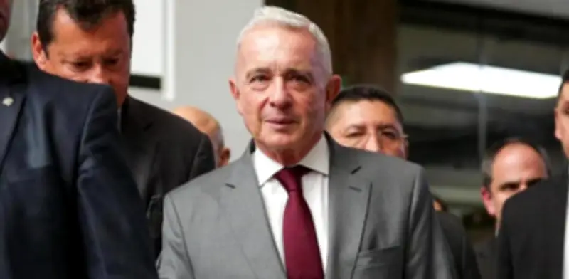 Álvaro Uribe rechaza grafiti de víctimas cerca a su casa en Rionegro