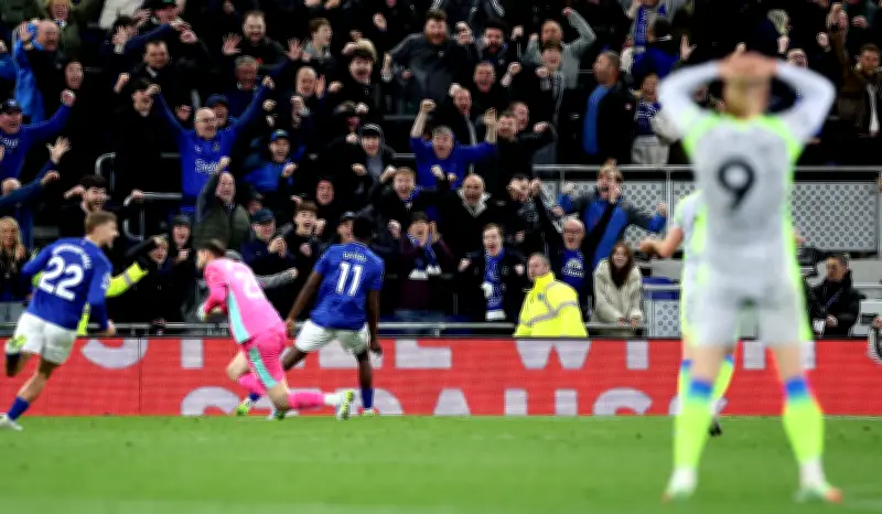 Manchester City empata 3-3 con Everton y complica su camino al título