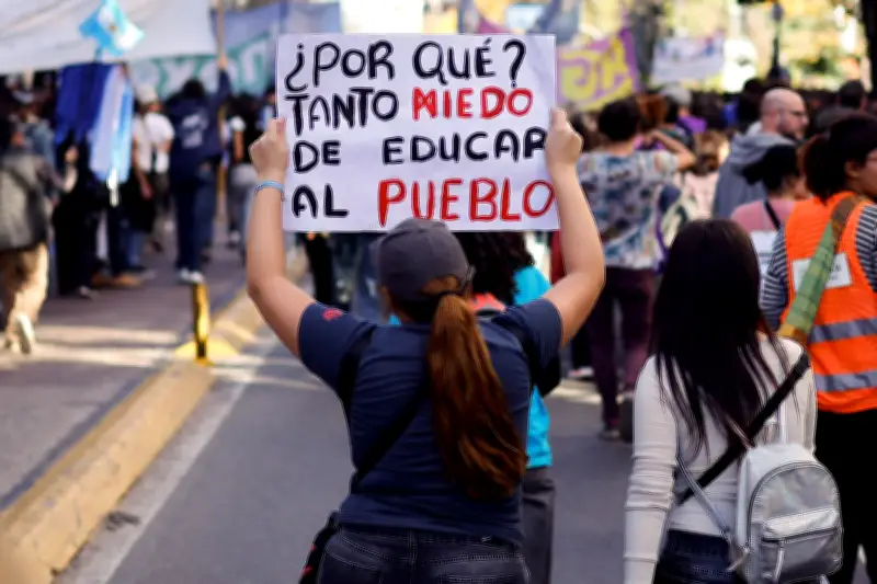 Masiva marcha en Argentina exige a Milei fondos para universidades públicas