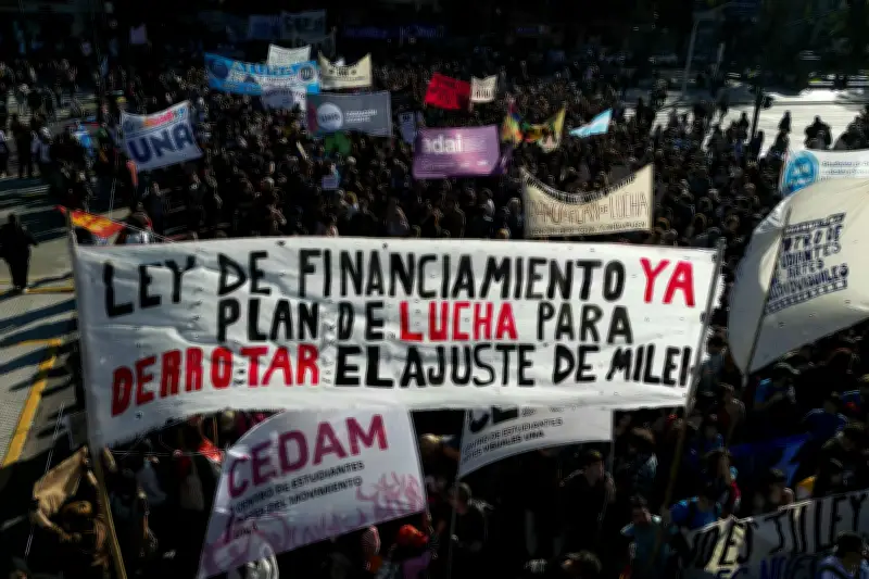 Masiva protesta universitaria en Argentina contra el ajuste de Milei