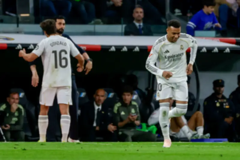 Mbappé responde a silbidos en el Bernabéu tras suplencia