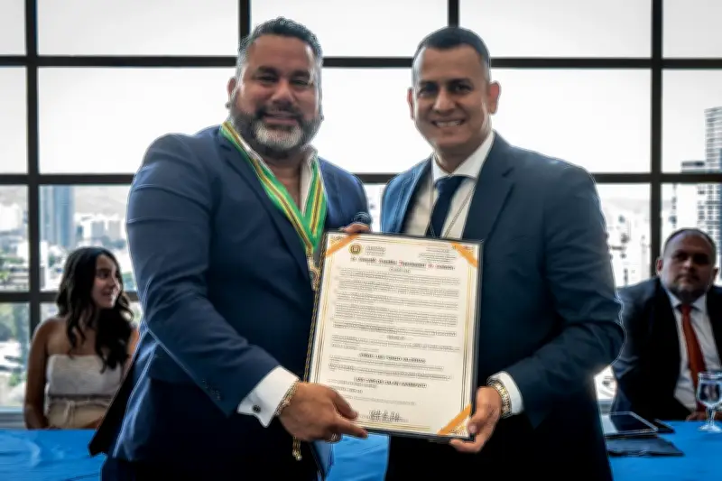 Médico peruano recibe máxima condecoración en Santander por labor social