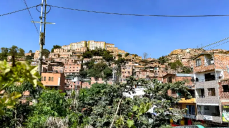 Medellín suspende tres construcciones ilegales en el barrio Blanquizal