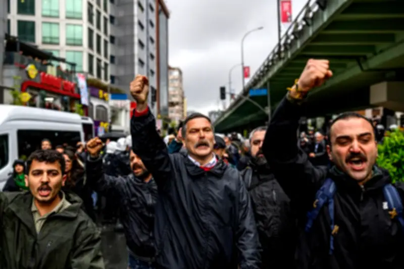 Miles marchan el 1 de mayo por mejores salarios y derechos laborales