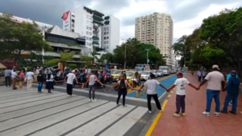 Minga indígena bloquea vía frente al CAM en Cali tras breve despeje