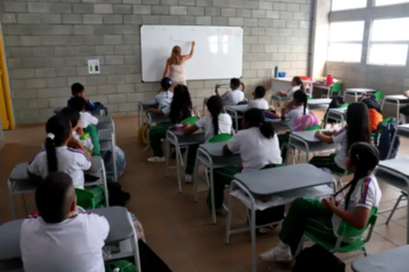Ministerio de Educación prohíbe cobros adicionales en colegios: padres celebran