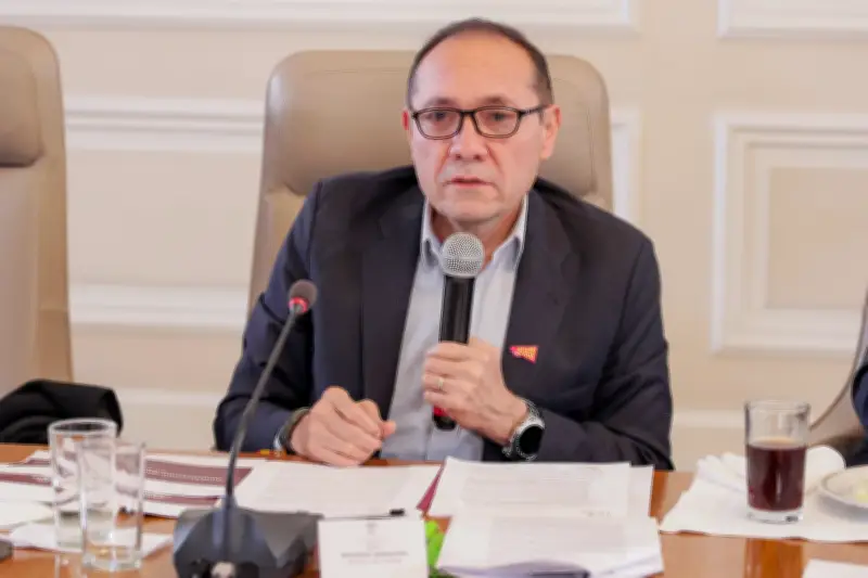 Ministro Sanguino califica de ladrones a los fondos de pensiones privados