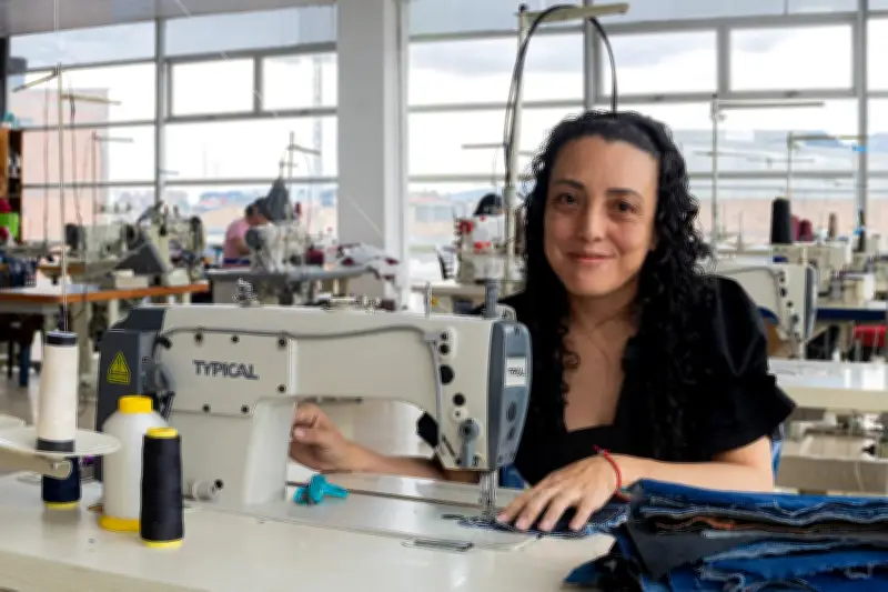 Moda circular: bolsos hechos con jeans usados transforman residuos textiles en Bogotá