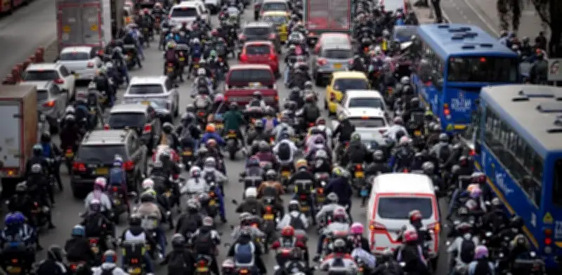 Motocicletas, no carros: el verdadero rival del metro de Bogotá