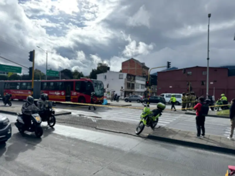 Motociclista muere atropellado por Transmilenio en Bogotá, acompañante herida