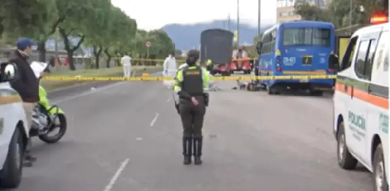 Motociclista muere en grave accidente en Av. Américas con bus y camión