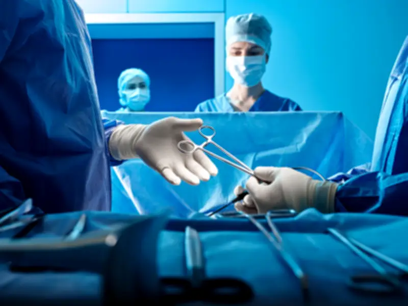 Mujer vivió siete meses con tijeras quirúrgicas olvidadas en su abdomen tras cirugía estética en Italia