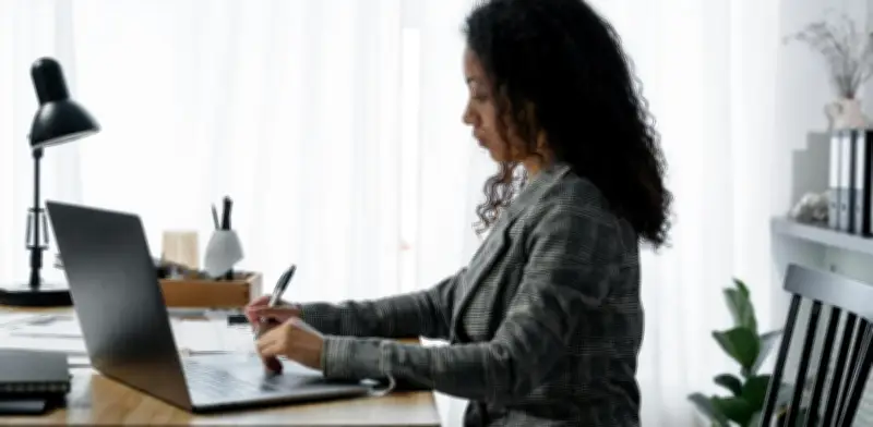 Mujeres lideran el auge del trabajo híbrido en América Latina