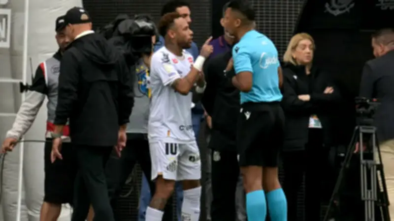 Neymar se enfurece por error arbitral en goleada del Santos ante Coritiba