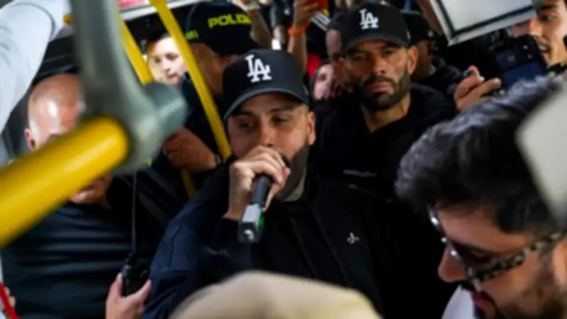 Nicky Jam sorprende a usuarios de TransMilenio en Bogotá y anuncia concierto