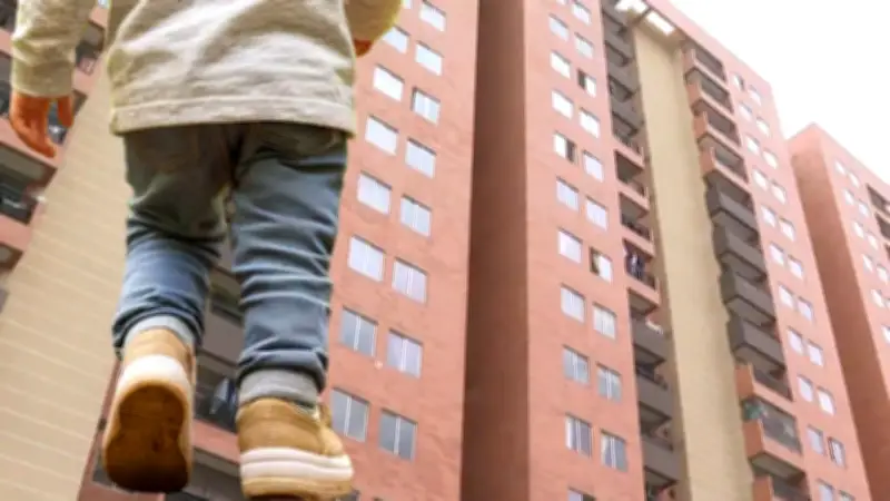 Niño de 5 años muere al caer del piso 15 en Bogotá mientras jugaba con su hermano