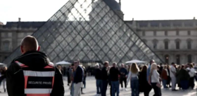 Nuevas imágenes exclusivas del robo al Louvre muestran a guardias impotentes