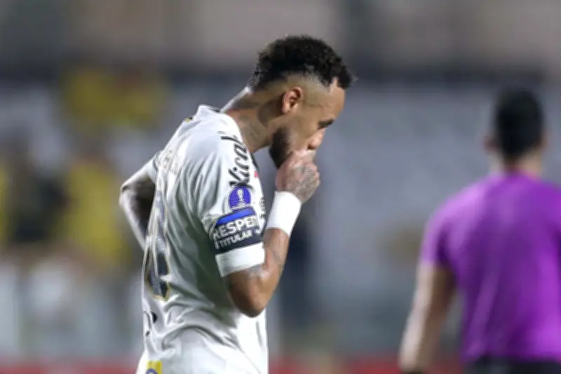 Nuevo escándalo en Santos FC: Neymar agrede a Robinho Júnior en entrenamiento