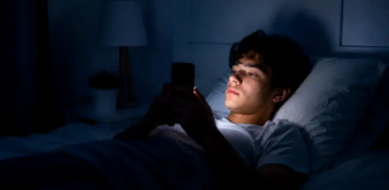 Pantallas nocturnas alteran el sueño de la Generación Z, según estudio