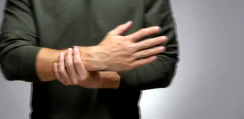Parkinson vs temblor esencial: claves para diferenciar movimientos involuntarios en manos