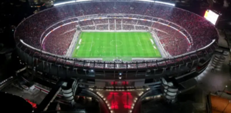 Pasar una noche en el Monumental con Gonzalo Montiel como anfitrión