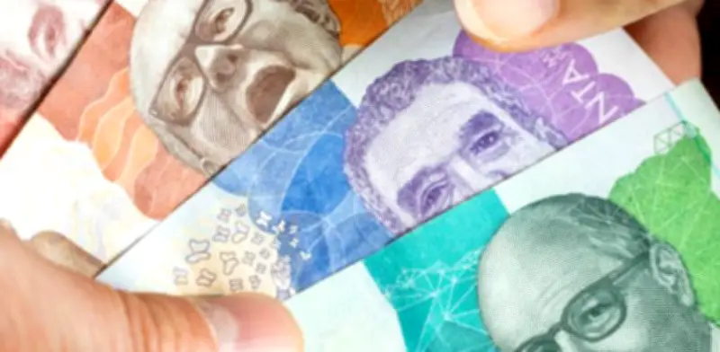 Peso colombiano sufre la mayor caída global frente al dólar este lunes