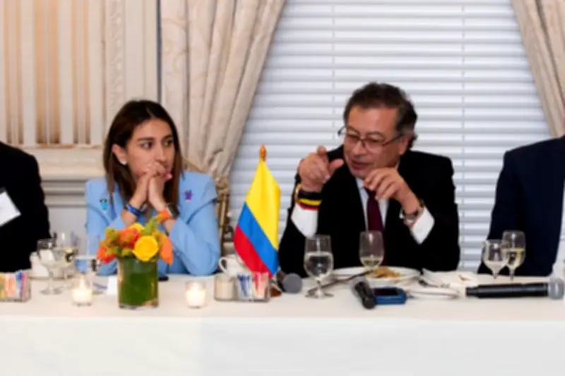 Petro dice que "castigó" a Sarabia, pero críticos lo ven como premio