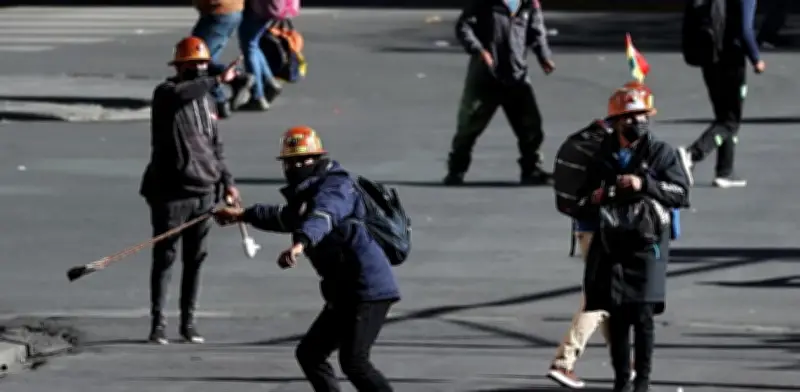 Petro ofrece mediación ante crisis en Bolivia y habla de insurrección popular