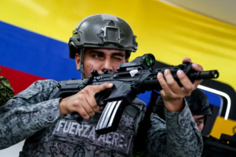 Petro presenta el Fusil Jaguar y exige a Policía comprar armamento nacional