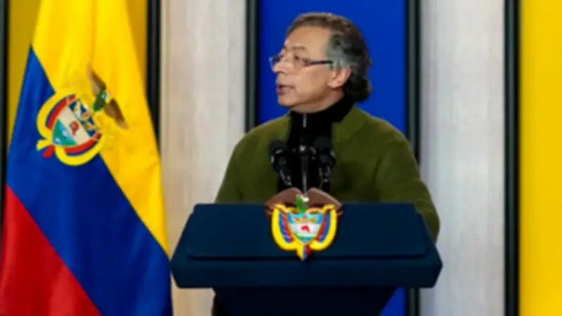 Petro responde a la CEJ por críticas y cita a superintendente financiero