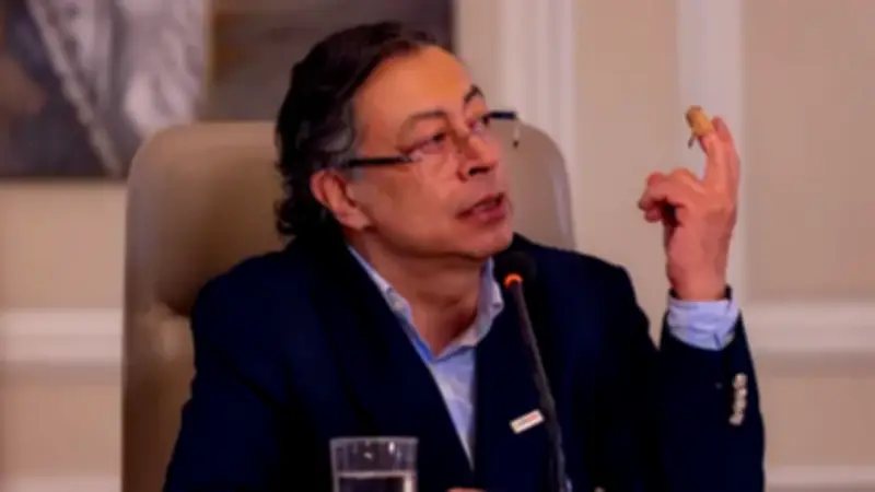 Petro se retracta de llamar "muñecas de la mafia" a periodistas