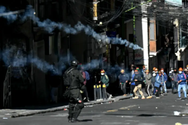 Policía y Ejército chocan con manifestantes en Bolivia por bloqueos de carreteras